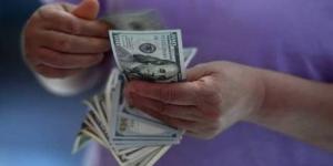الدولار يكسر حاجز الـ 54 جنيها.. قفزة جماعية بختام تعاملات البنوك اليوم :اليوم السابع