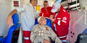 بالصور: غزة: إجلاء 50 مريضًا و67 مرافقًا للعلاج خارج القطاع خلال يومين