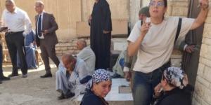 أهالي ضحايا حادث أسيوط الغربي ينتظرون استلام الجثامين في سنورس