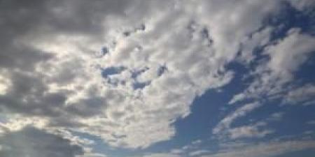 فرص زخات مطر وأجواء غائمة جزئيا السبت