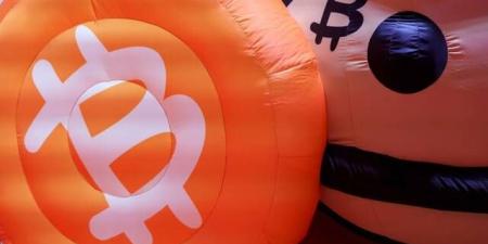 "بيتكوين" ترتفع إلى 84,737 دولاراً بدعم عودة الرافعة المالية