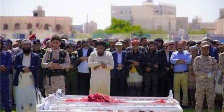 بحضور بن الوزير.. شبوة تشيع 75 شهيداً من منتسبي الأمن ضحايا الهجوم على المركز التدريبي