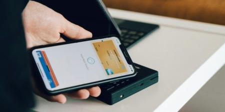 هيئة المنافسة البريطانية تقترح إلزام أبل بفتح تقنية NFC أمام شركات الدفع