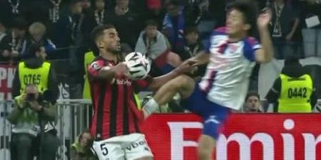 رابطة الدوري الفرنسي تعاقب لاعب ليون بسبب تدخله على محمد عبد المنعم