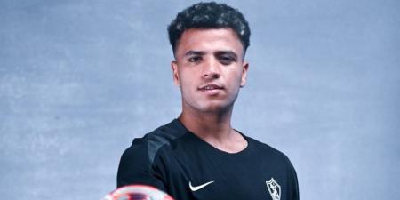أحمد ربيع يتدرب مع الزمالك بقناع واقي استعداداً لمباراة الجيش الرواندي