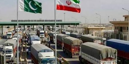 مئات الشاحنات عالقة على الحدود الباكستانية الإيرانية بسبب إغلاق المعابر