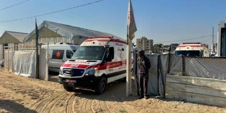 بالصور: إجلاء 32 مريضًا و 46 مرافقًا للعلاج خارج قطاع غزة