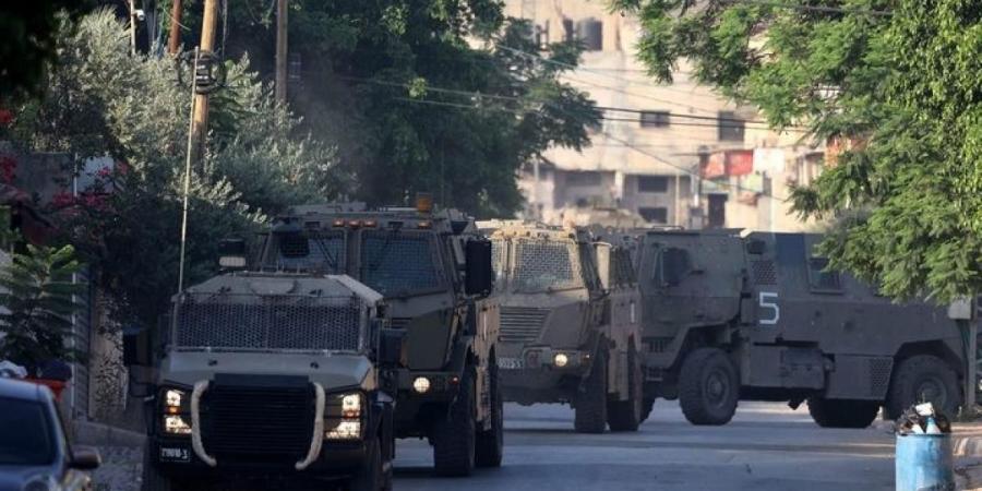 الجيش الإسرائيلي يعلن اعتقال فلسطينيين في كفر عقب بزعم التخطيط لعمليات