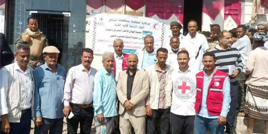 برعاية المحافظ القُبّة.. الهلال الأحمر اليمني يدشن توزيع مساعدات نقدية لـ 711 أسرة نازحة في الضالع