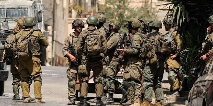 بينهم أسرى محررون.. حملة مداهمات واعتقالات للاحتلال في الضفة