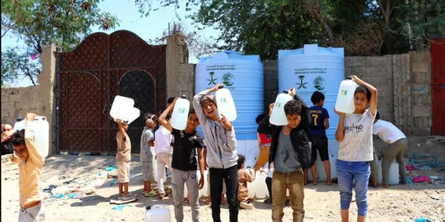 مركز الملك سلمان للإغاثة يضخ المياه الصالحة للشرب في محافظة تعز