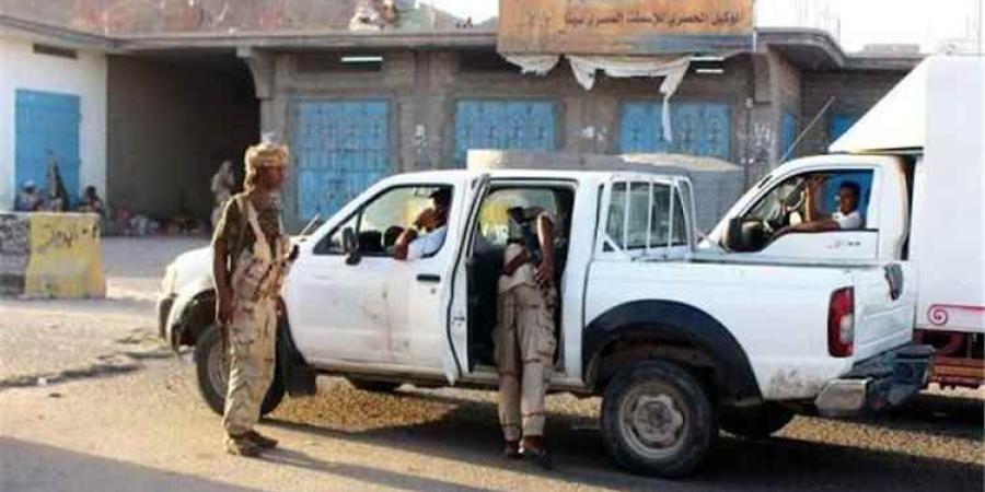 حيلة التخفي في حافلة نقل.. النقاط الأمنية بتعز تطيح بعنصر تابع لمليشيا الحوثي