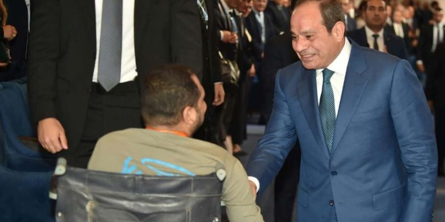 السيسي يحرص على مصافحة أحد ضيوف منتدى مصر 2026 عقب انتهاء جلسة أمن الوطن والمواطن