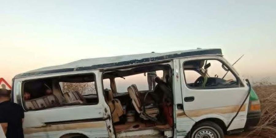 إصابة 14 شخصا إثر انقلاب سيارة بطريق أبو سمبل في أسوان