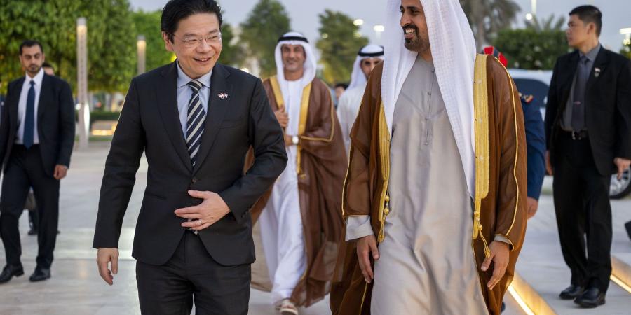 ذياب بن محمد يستقبل رئيس وزراء سنغافورة في واحة الكرامة