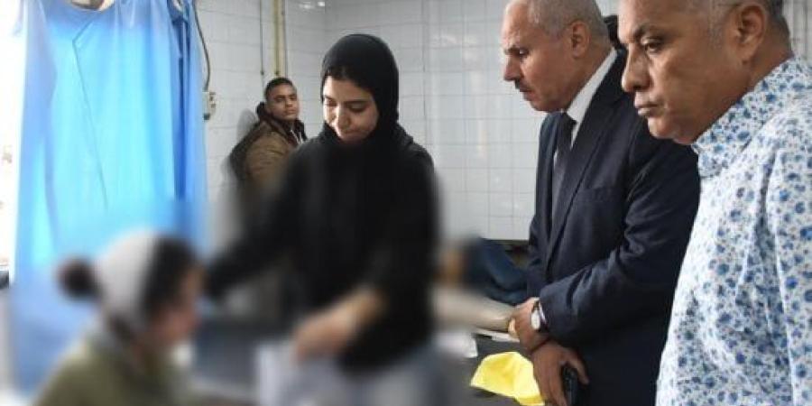 رئيس جامعة قناة السويس يطمئن على طالبة أصيبت فى حادث دراجة بخارية :اليوم السابع