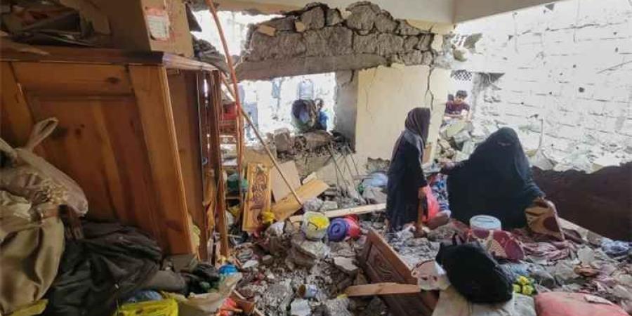 توجيهات رئاسية عاجلة ببناء منزل جديد لأسرة متضررة من قصف باليستي في حي صينة بتعز - [فيديو]