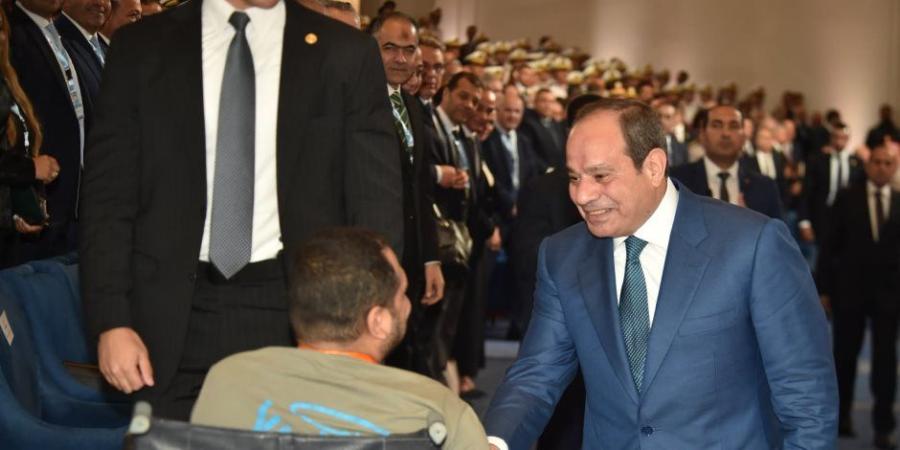 فخامة الرئيس السيسي يستجيب لرغبة مواطن من متحدى الإعاقة لمصافحته