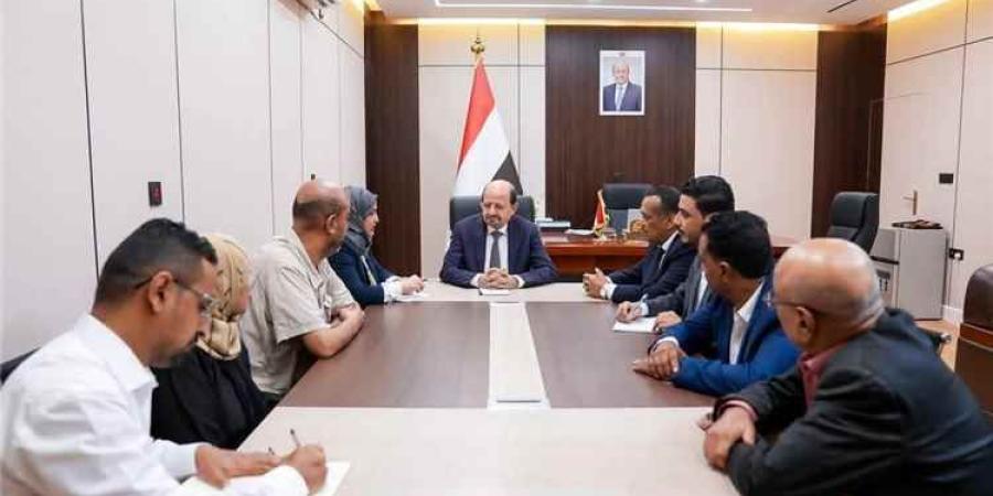 رئيس الوزراء اليمني يزور وزارة الشؤون القانونية ويشدد على توثيق جرائم الحوثي