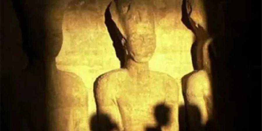 لمدة 20 دقيقة.. تعامد الشمس على وجه الملك رمسيس الثاني بمعبد أبوسمبل