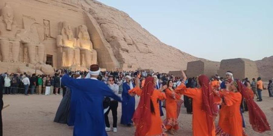 7 فرق شعبية تختتم عروضها أمام معبد أبوسمبل تزامنًا مع تعامد الشمس.. فيديو وصور :اليوم السابع