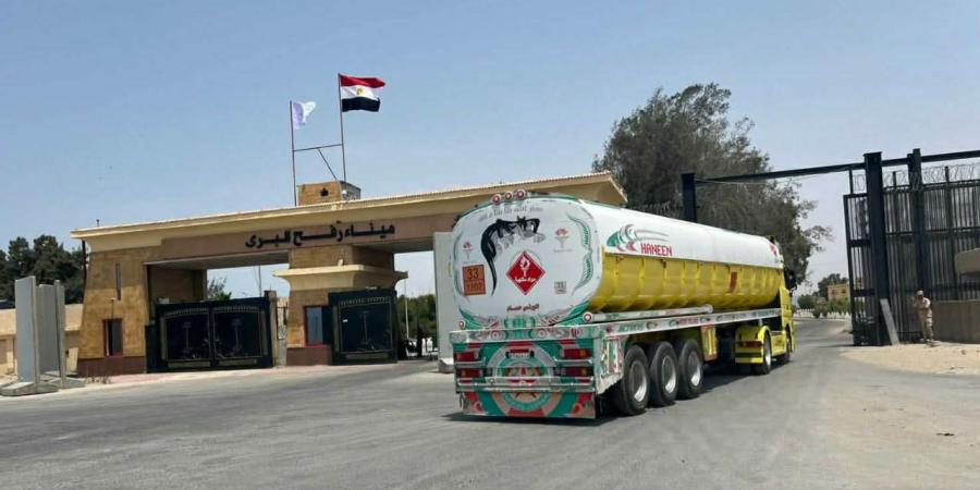 دخول شاحنات مساعدات إنسانية إلى قطاع غزة عبر معبر رفح