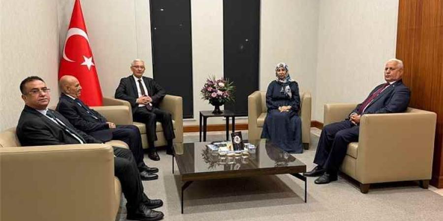 وزيرة الخارجية تصل تركيا حاملة رسالة خطية من الرئيس العليمي إلى اردوغان