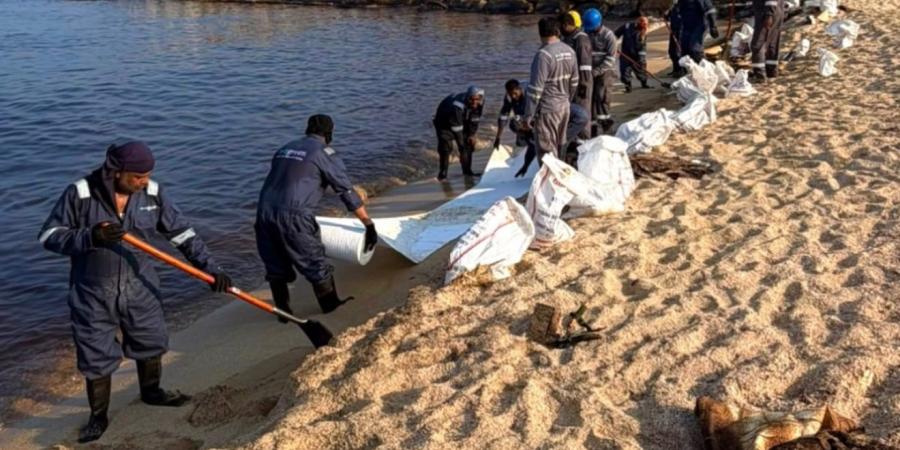 بلدية أم القيوين تكثف جهود احتواء التسرب النفطي وتنظيف الشواطئ