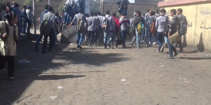 ضبط طالب بالإسماعيلية لتهديده زملاءه بسلاح أبيض أمام مدرسة