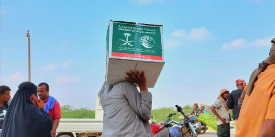 "سلمان للإغاثة" يوزع أكثر من 500 سلة غذائية على الأسر النازحة في مديرية خنفر بمحافظة أبين باليمن