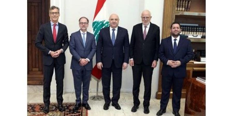 عون يؤكد التزام لبنان بالشرعية الدولية وواشنطن تنفي تغيير نظام الطائف