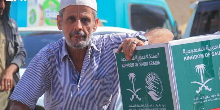مركز الملك سلمان يوزّع أكثر من 300 سلة غذائية في مديرية المنصورة بمحافظة عدن